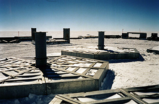 Mise en place des pieds de la station Concordia