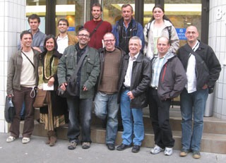 Les 12 membres de la future équipe d'hivernage Concordia devant l'Agence Spatiale Européenne